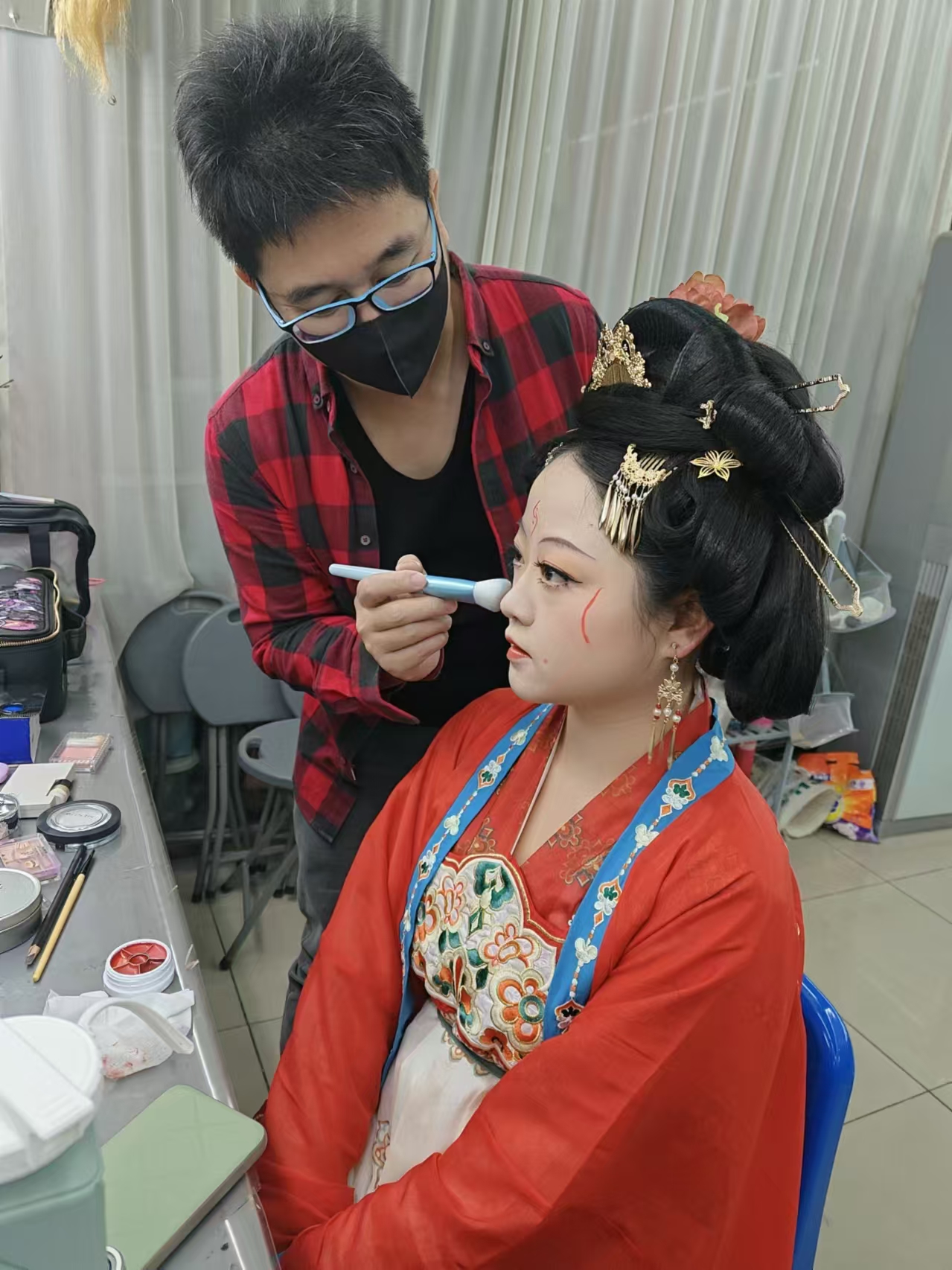 化妆培训指南-东莞专业的化妆造型零基础教学十大培训机构排名公布